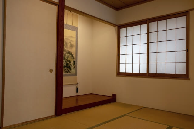 畳の部屋に飾られた伝統的な絵巻
