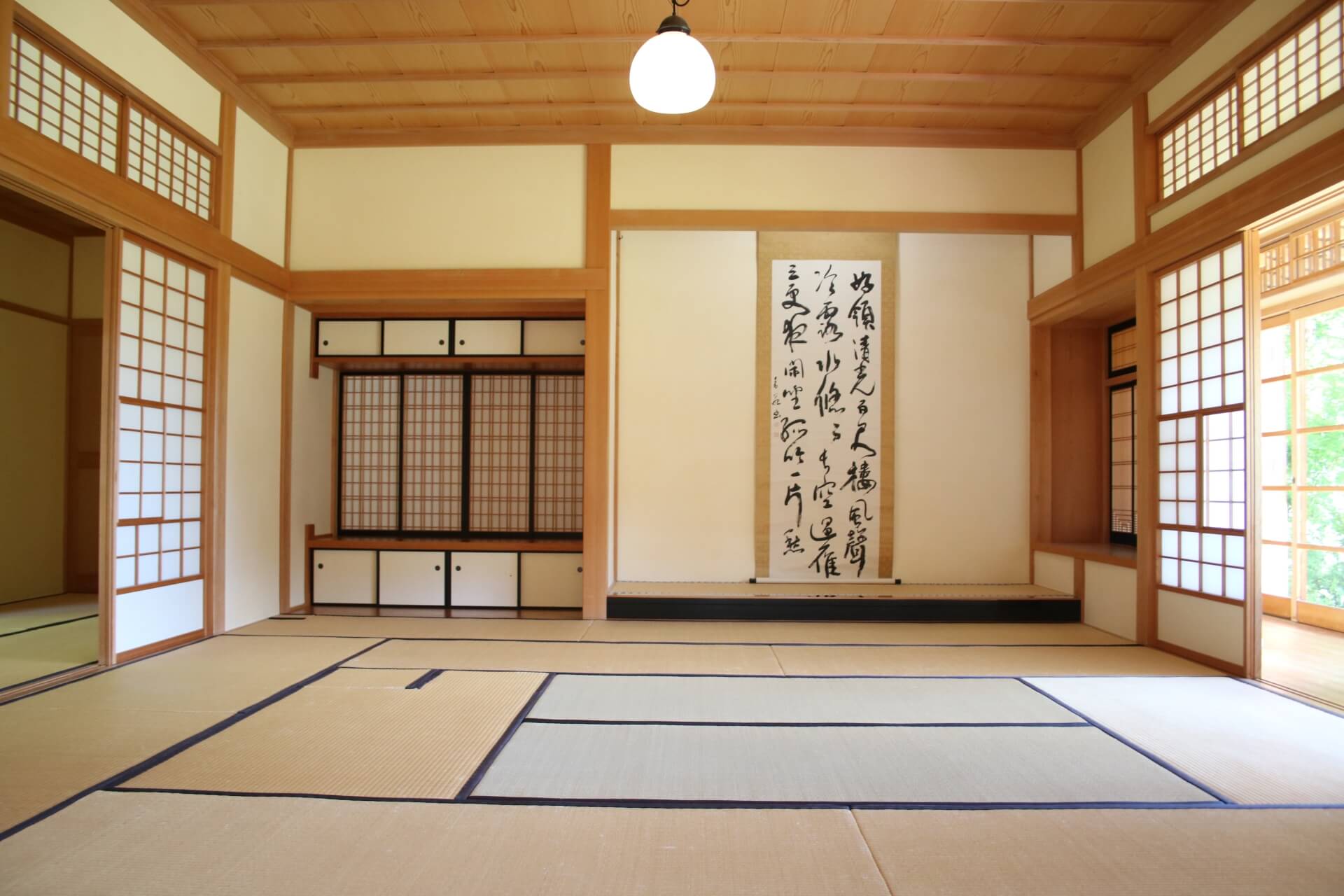 和風建築の静かな茶室内部